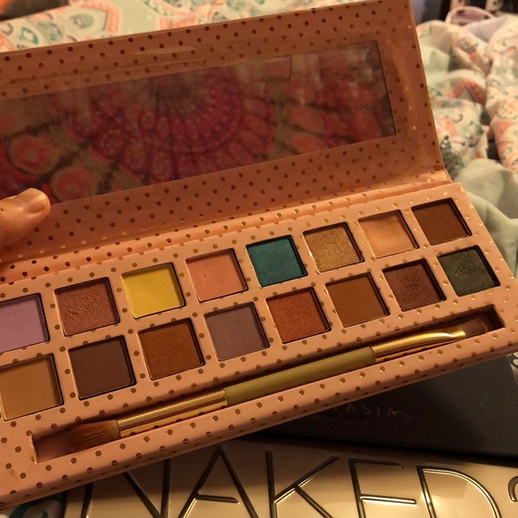 Take Me on Vacation Kylie Jenner Palette - Picture 2 of 2
